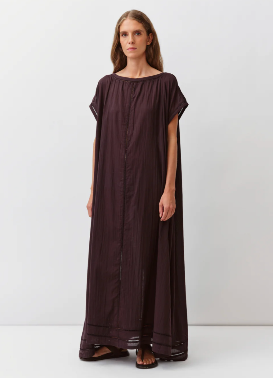 Woman wearing a long dark brown dress on a white background, flowy kaftan style dress for summer, chocolate dress for spring and summer, belted dress 