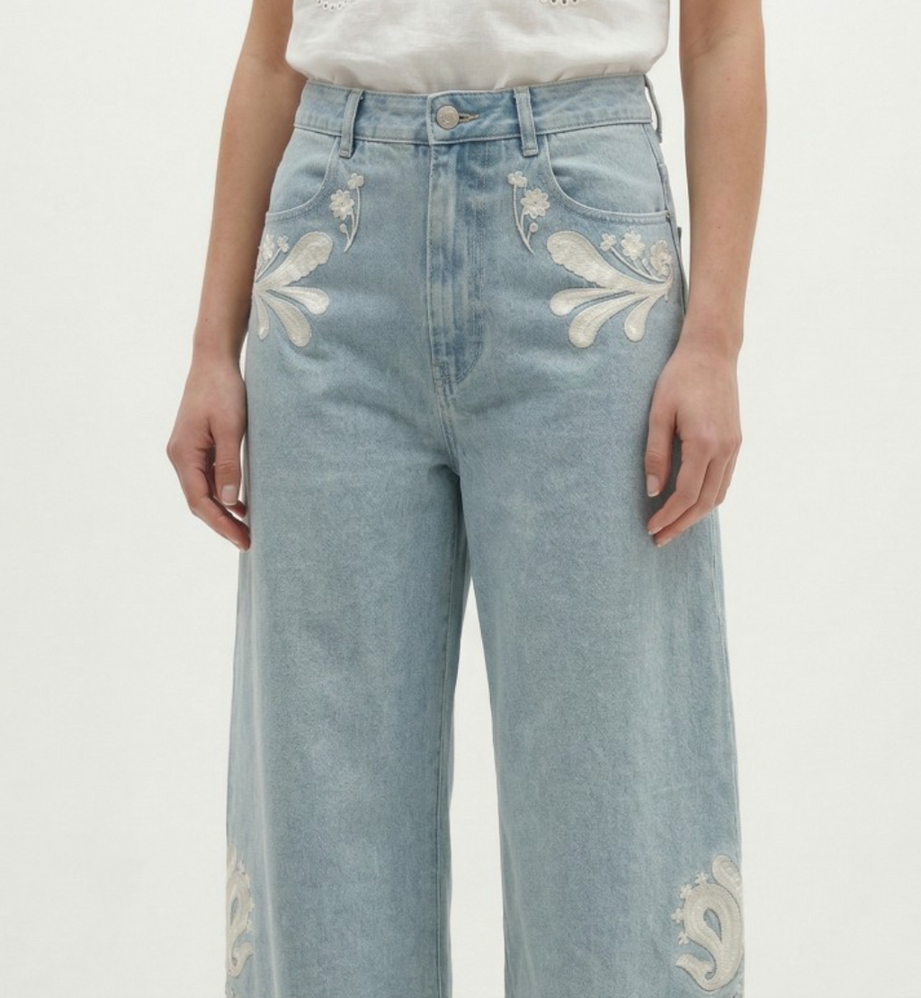 Lightwash Embroidered Barrel Jean