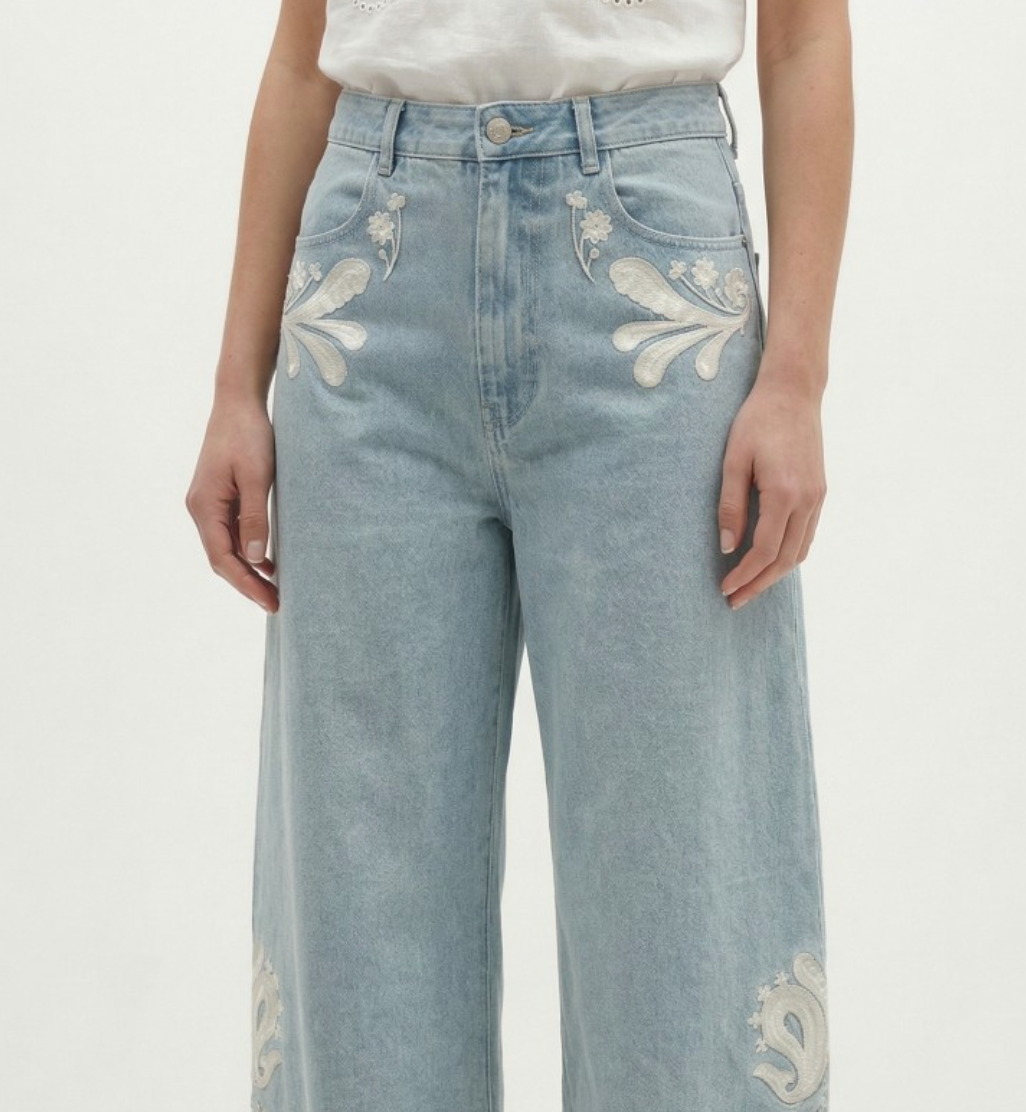 Lightwash Embroidered Barrel Jean