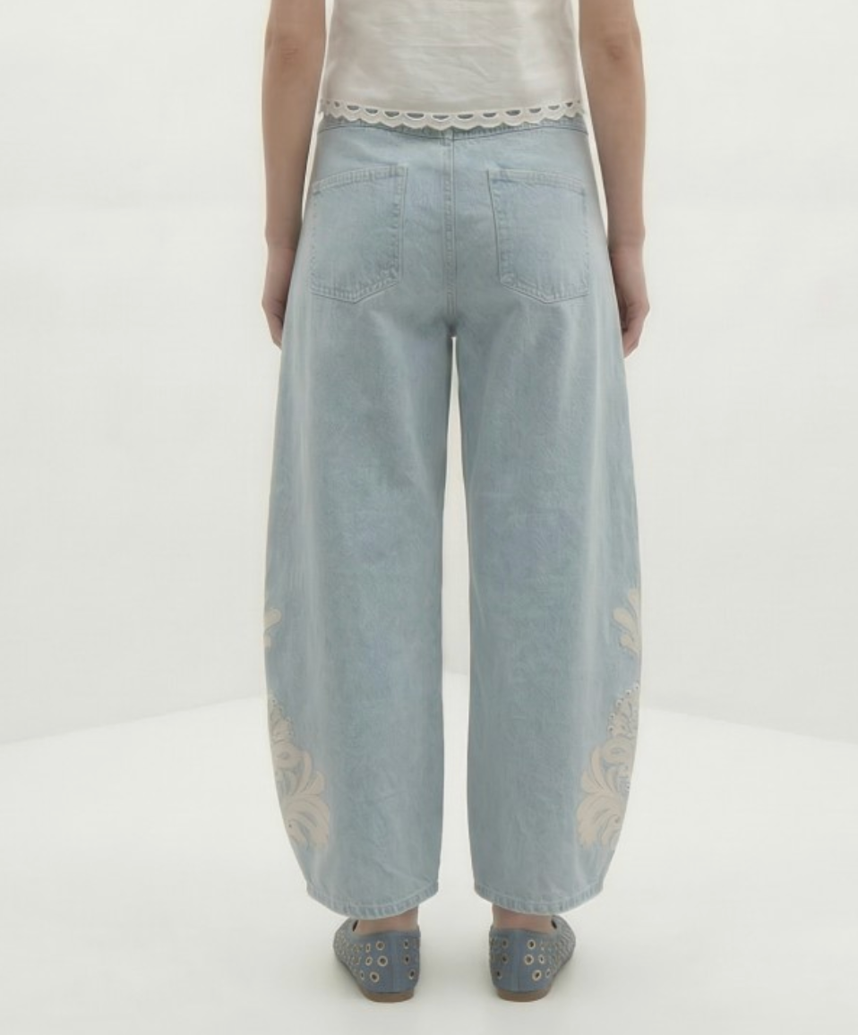 Lightwash Embroidered Barrel Jean